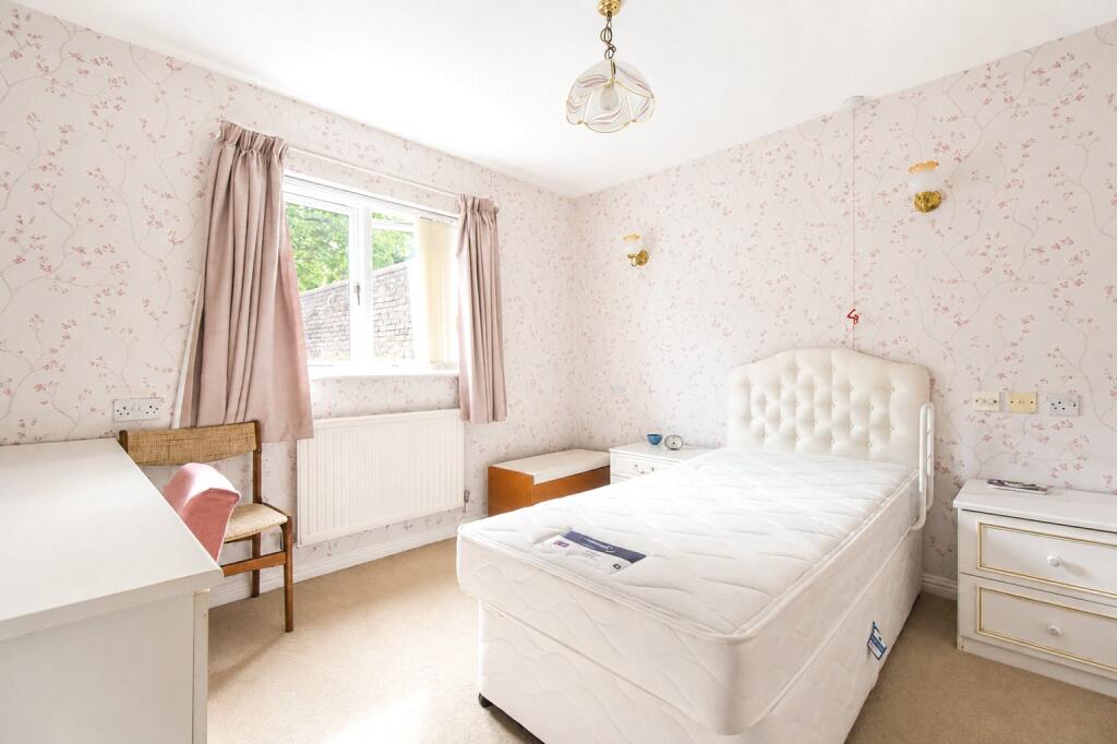 Apartment in Hart, Odiham - View 4