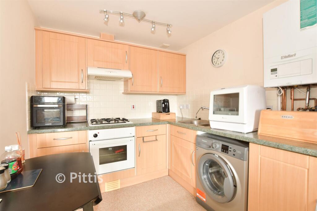Orchard Close, Freshwater, Isle of Wight photo 5