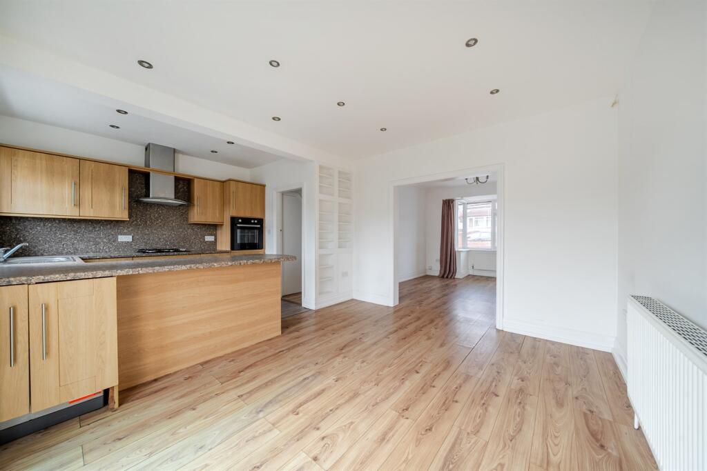 18 Brownberrie Walk, Horsforth photo 4