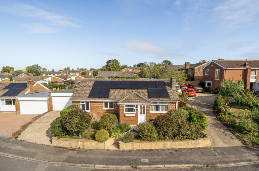 3-bed bungalow on Broadwater Road, Twyford, Reading, £450,000
