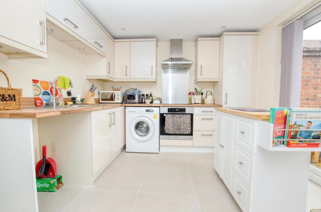 Thaxted, Winchester Road, Botley, Hampshire photo 4