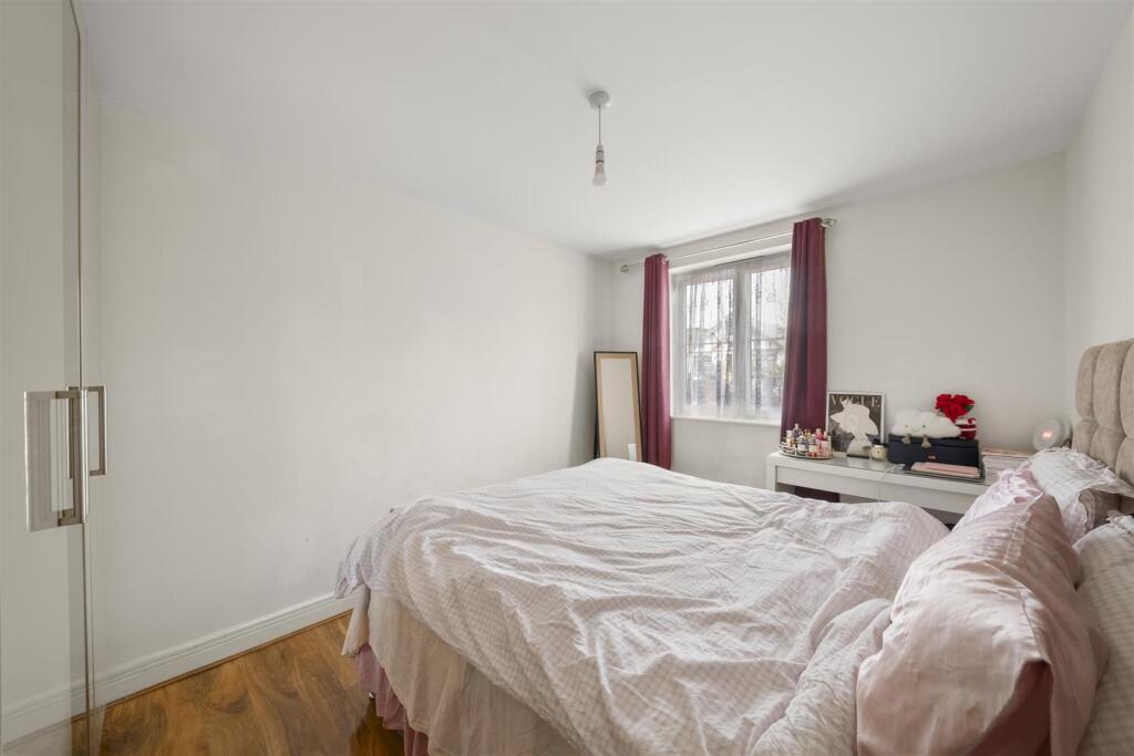 Apartment in Southall - View 5