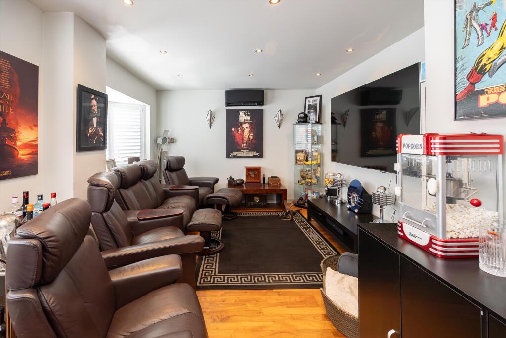 Heath Ridge Green, Cobham, Surrey, KT11 – další