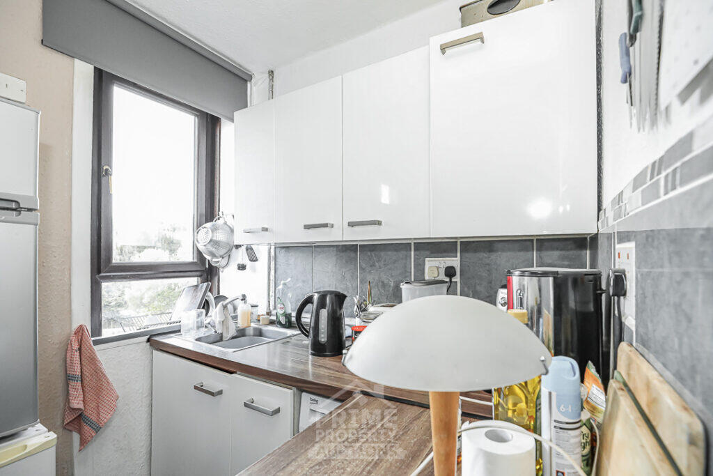 Apartment in Paisley, Renfrewshire - More