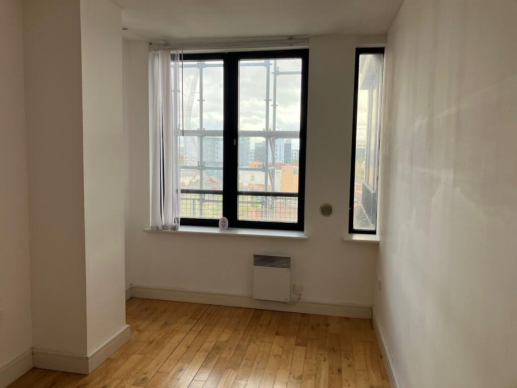 Flat 14, 1 Farnsby Street, Swindon, Wiltshire SN1 5AP photo 4