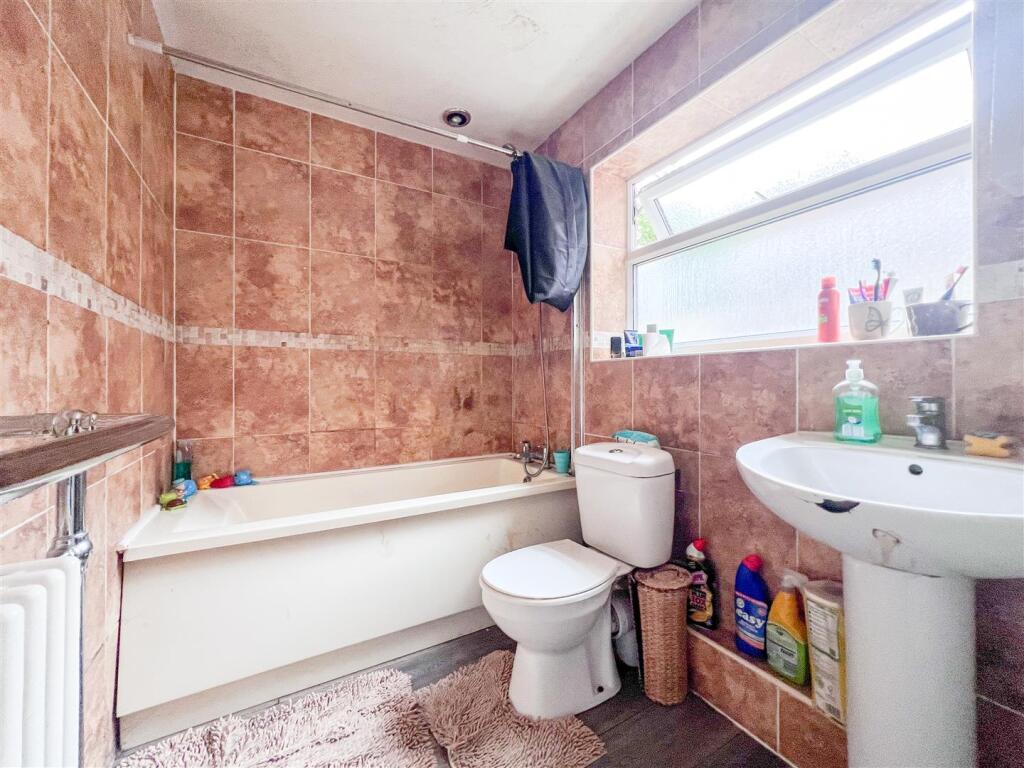 House in Staffordshire Moorlands, Leek - More
