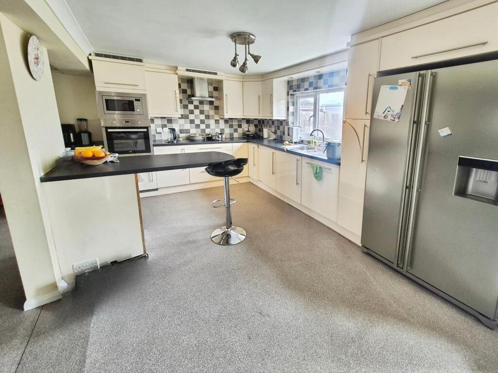 Byron Gardens, Tilbury, RM18 photo 2