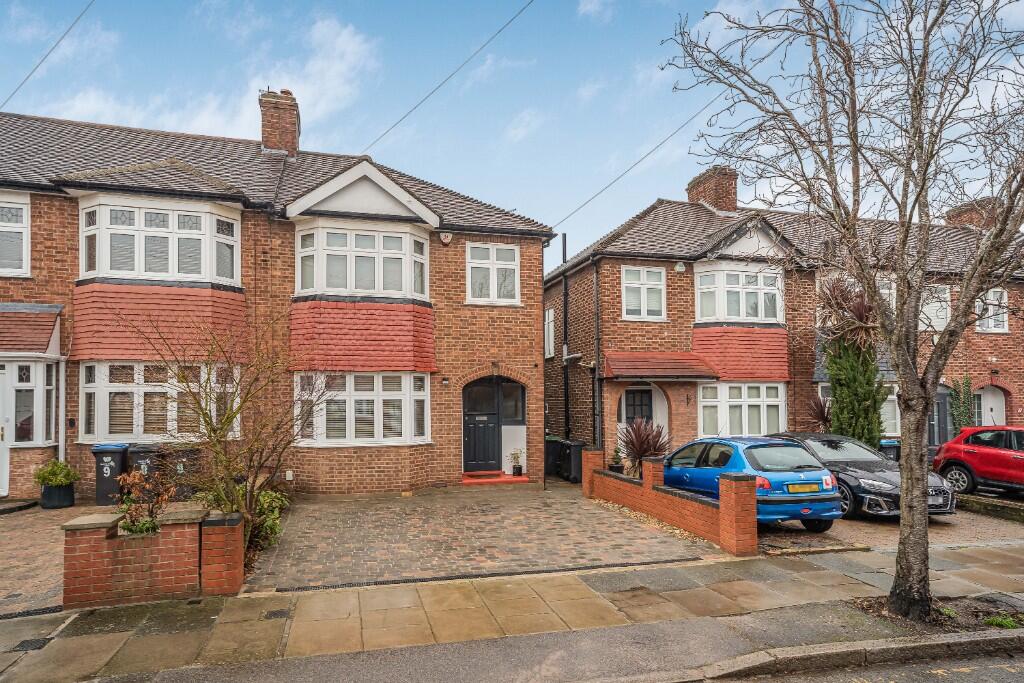Lynmouth Avenue, London, EN1 photo 3