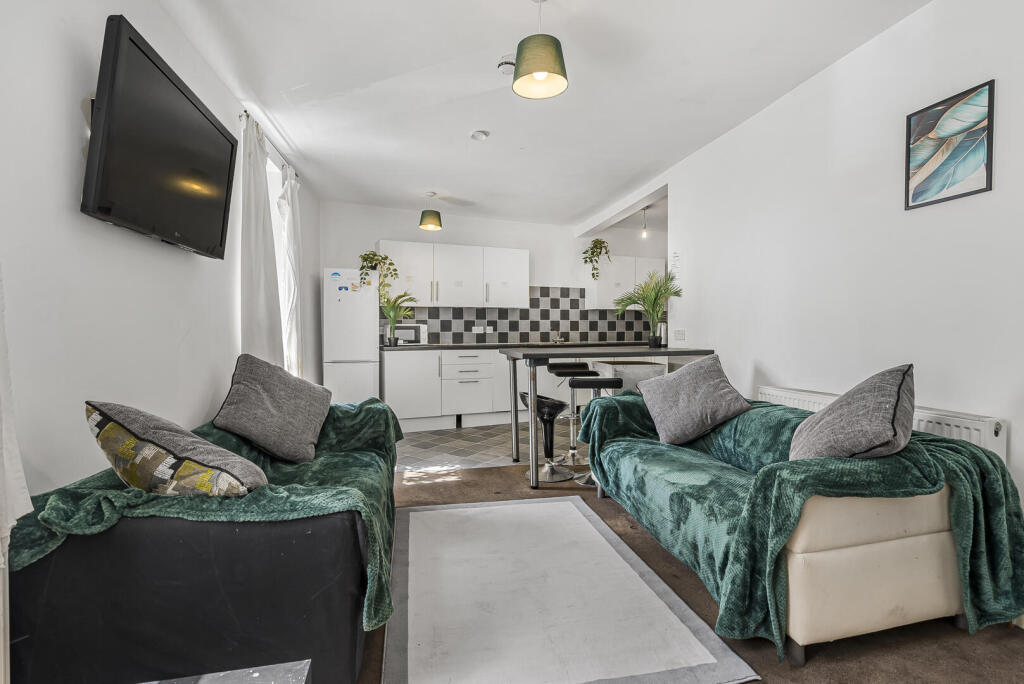 House in Worcester - View 5