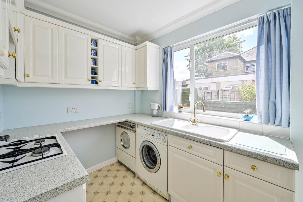 House in London, Royal Borough of Kingston upon Thames - View 5
