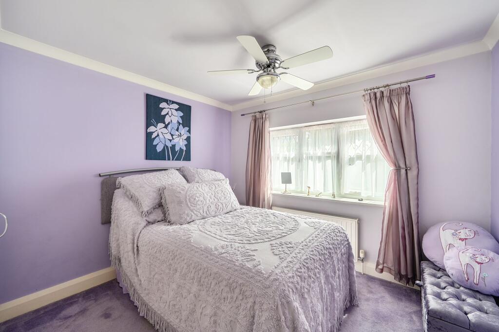 House in Epsom and Ewell, Epsom - More