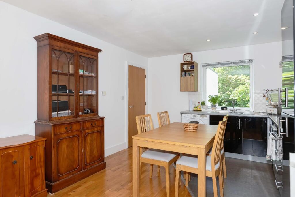 Apartment in Hove, Brunswick - More