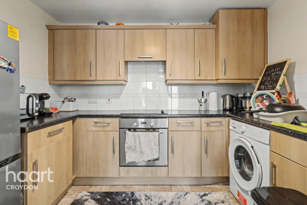 1-bed flat on London Road, Croydon, £180,000