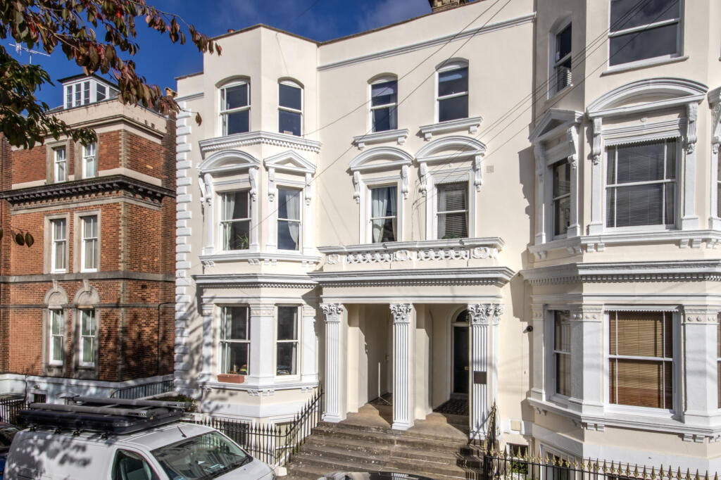 2-bed flat on York Road, Tunbridge Wells, TN1, £270,000
