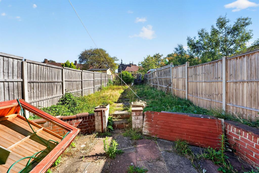 House in London, Morden - View 2