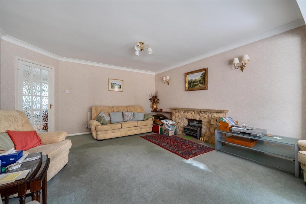 Wiltshire Avenue, Crowthorne, Berkshire, RG45 6NH photo 4