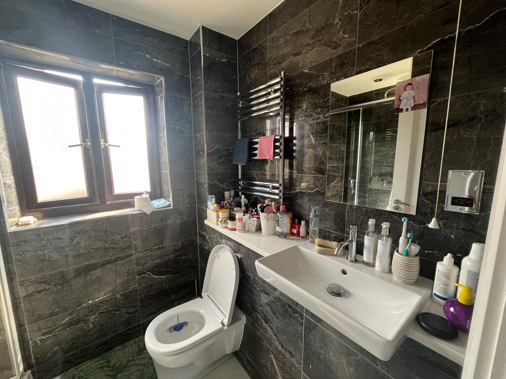 Apartment in Romford - More
