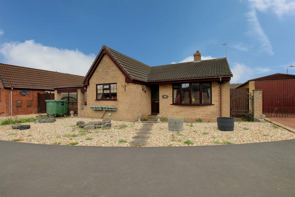3-bed bungalow on Honeysuckle Close, Sutton-On-Sea, £250,000