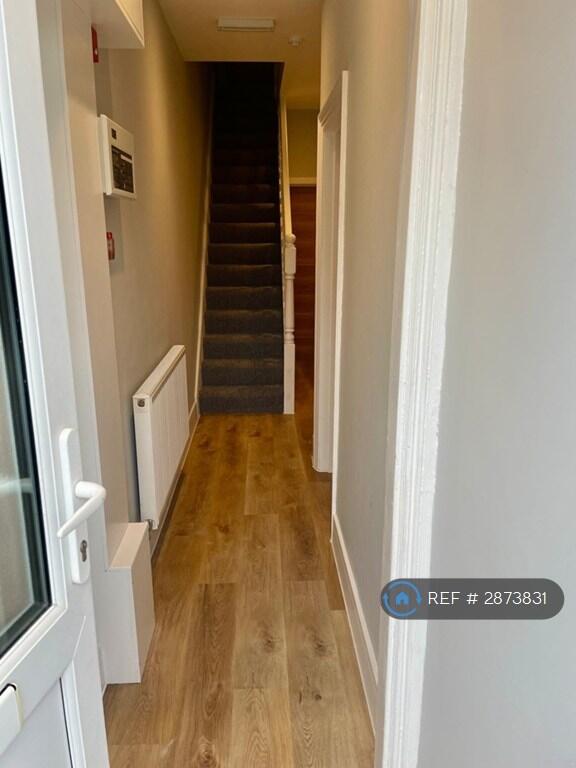 5 bedroom semi-detached house for rent