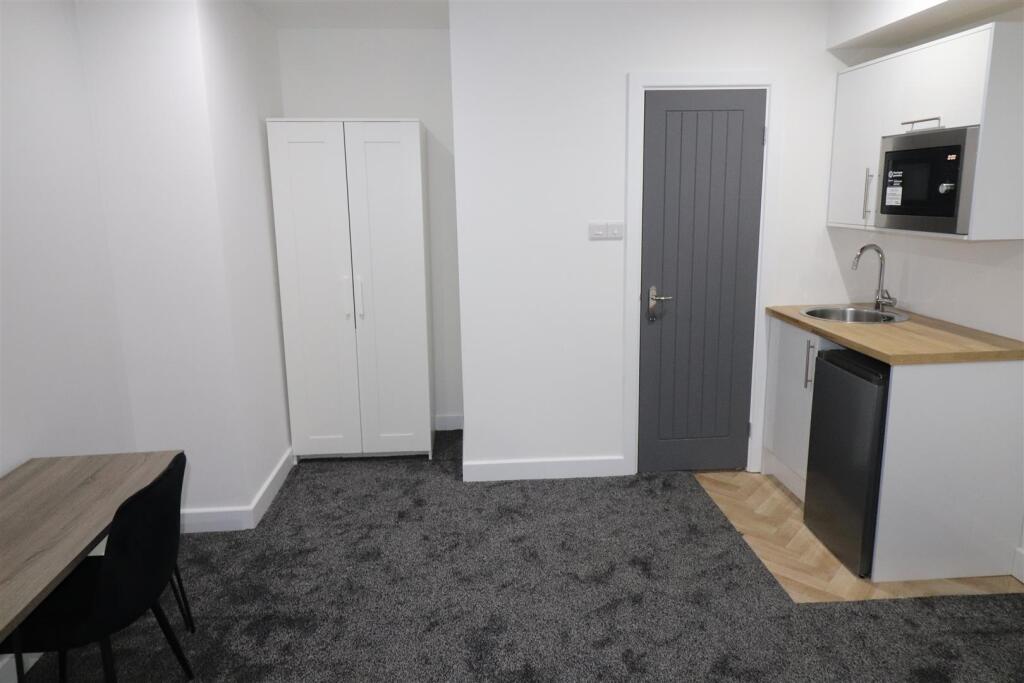 1 bedroom house share for rent