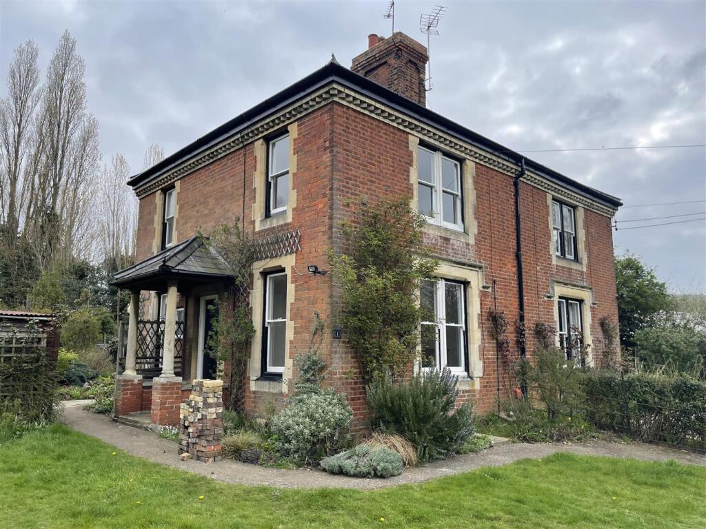 Main image of property: 1 Mount Ephraim Cottages, Hernhill, Faversham, ME13 9TX