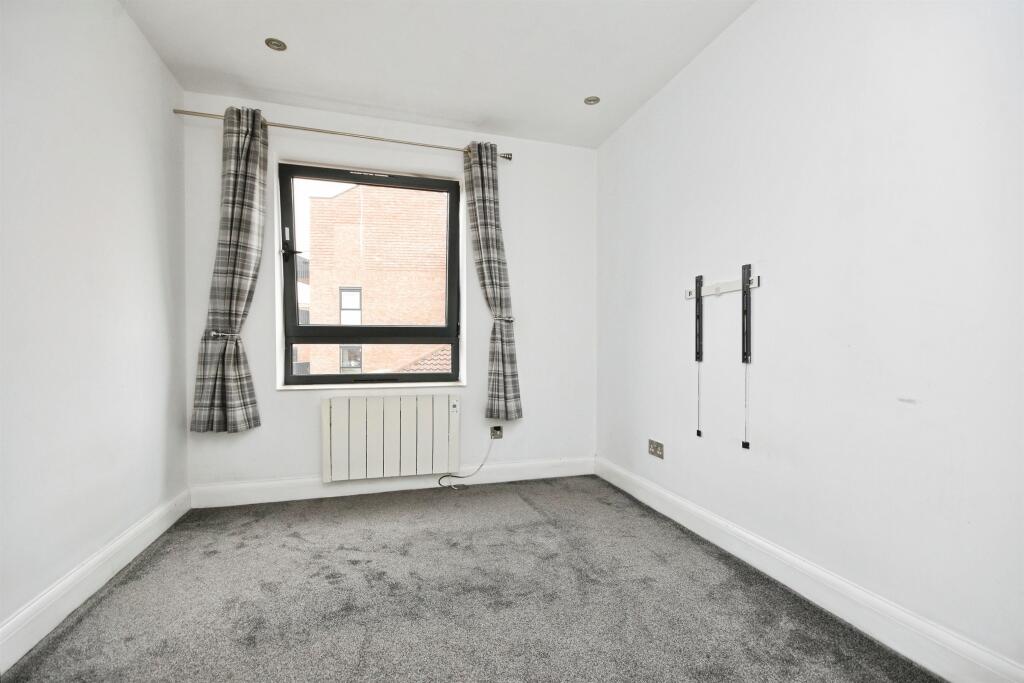 Apartment in Brentwood, Warley - More