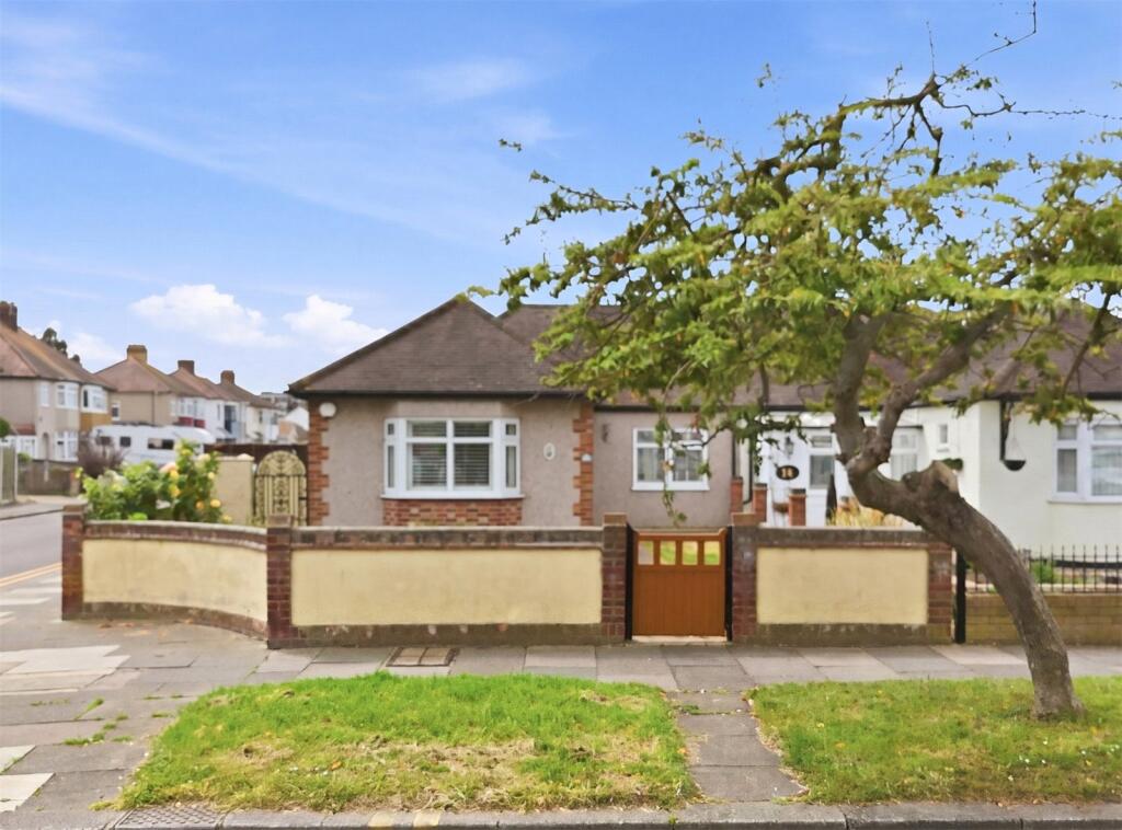 Main image of property: Oaken Grange Drive, Southend-on-Sea, Essex, SS2