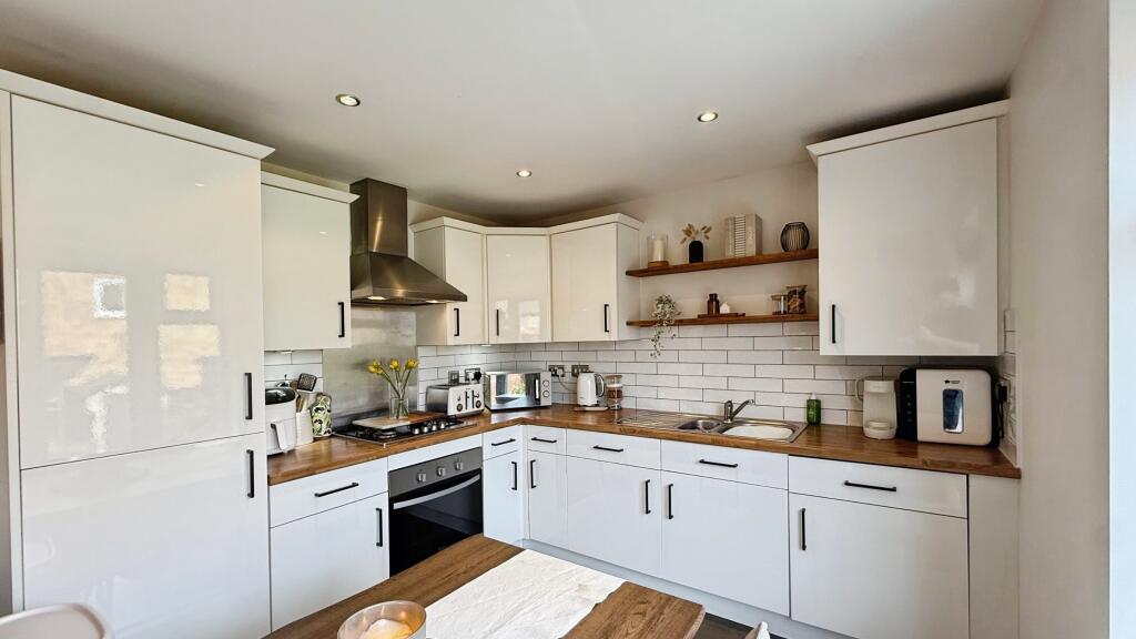 House in Wakefield, Crigglestone - More