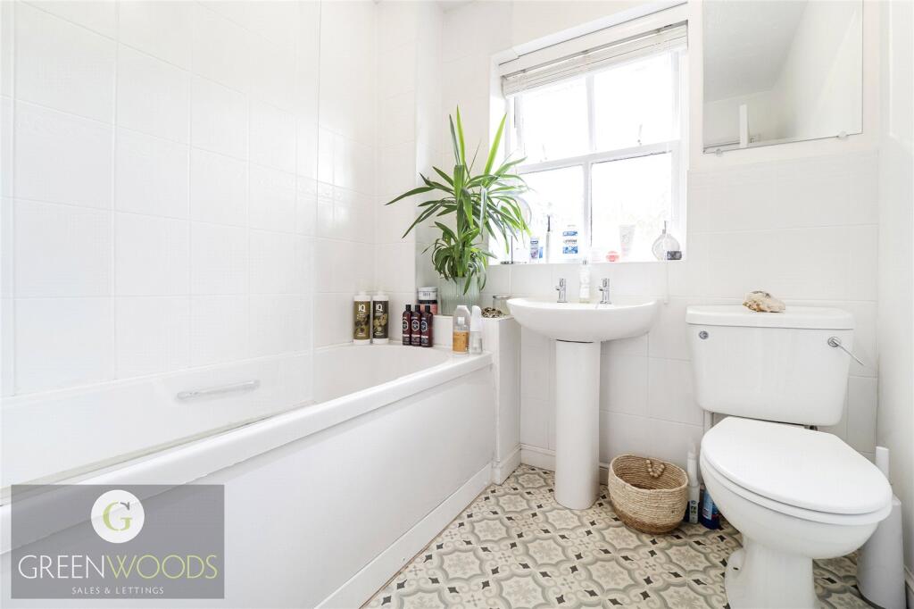 House in London, Royal Borough of Kingston upon Thames - More