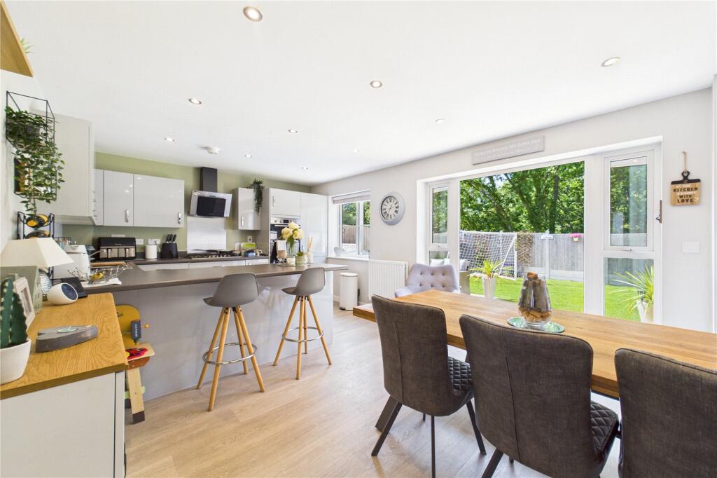 Regis Manor Road, Burghfield Common, Reading, Berkshire, RG7 photo 3