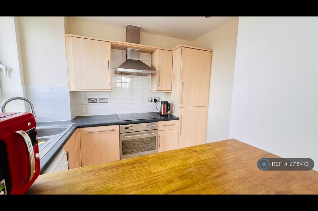 Apartment in Romford - More