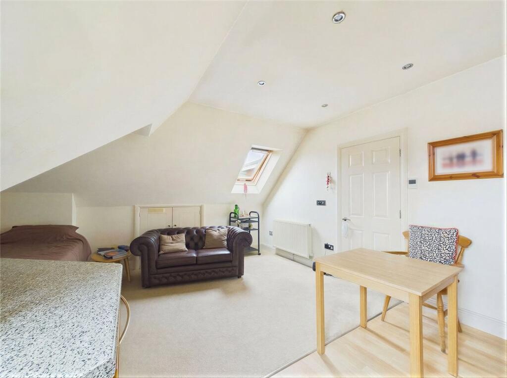 Apartment in Christchurch, Pokesdown, Bournemouth - View 4