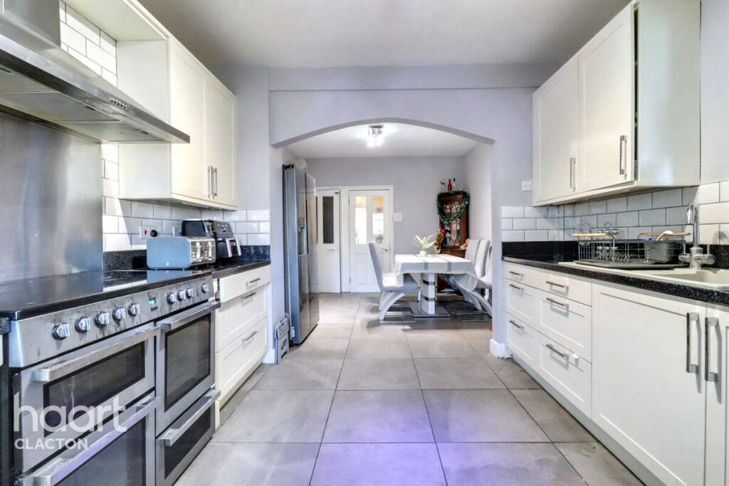 Wellesley Road, Clacton-On-Sea photo 3