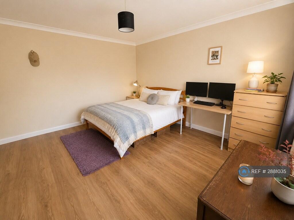 5 bedroom semi-detached house for rent