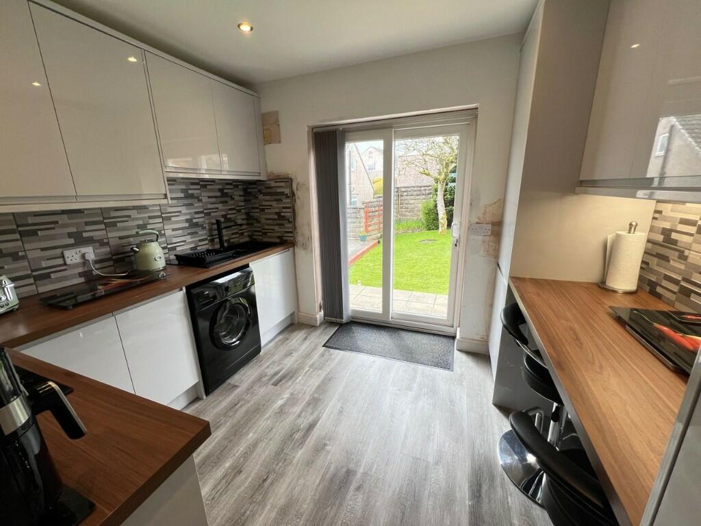 261 Moor End Road, Mount Tabor, Halifax, West Yorkshire, HX2 0RH photo 4