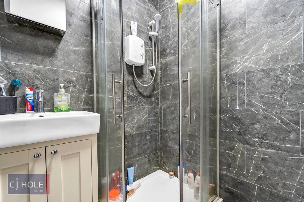 5 bedroom semi-detached house for rent