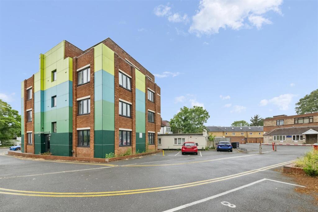 Apartment in Southall - View 3