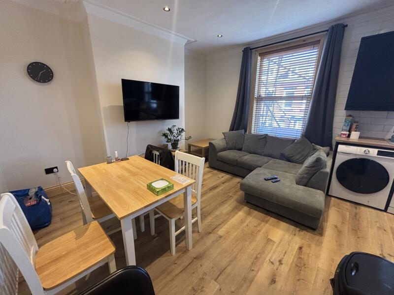 Ebberston Place, Hyde Park, Leeds – další