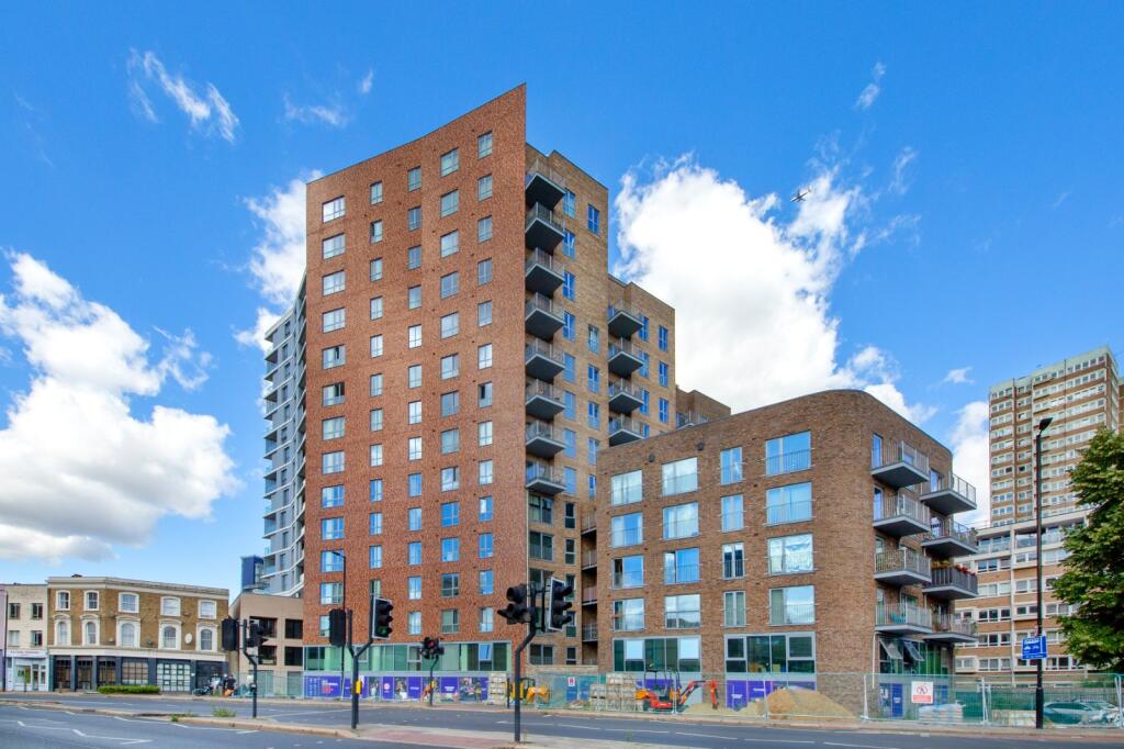 Apartment in London, York Road Estate, Battersea - More