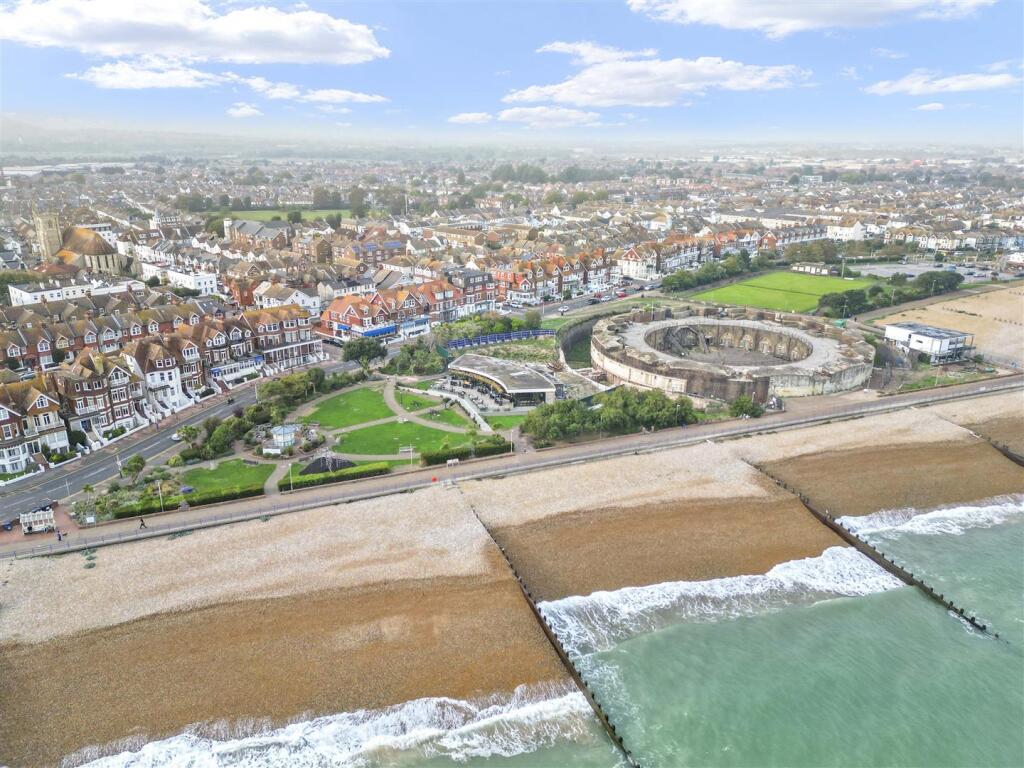 Royal Parade, Eastbourne photo 2
