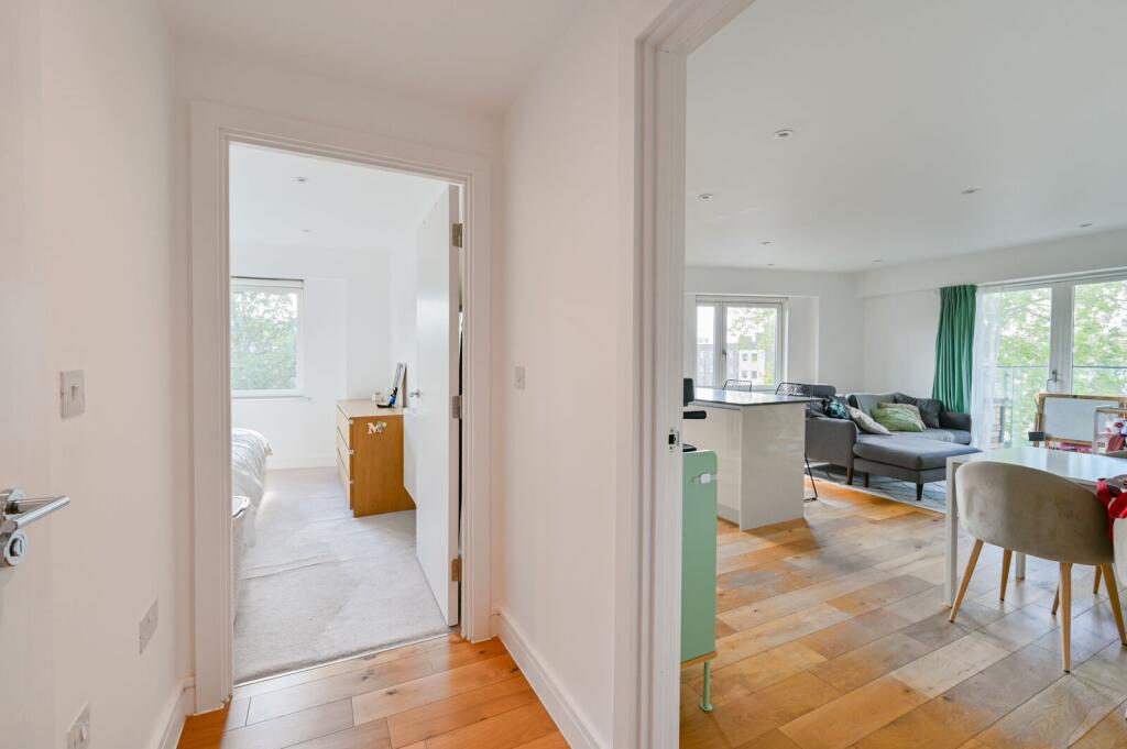 Apartment in London, Blenheim Gardens Estate, Clapham - View 4