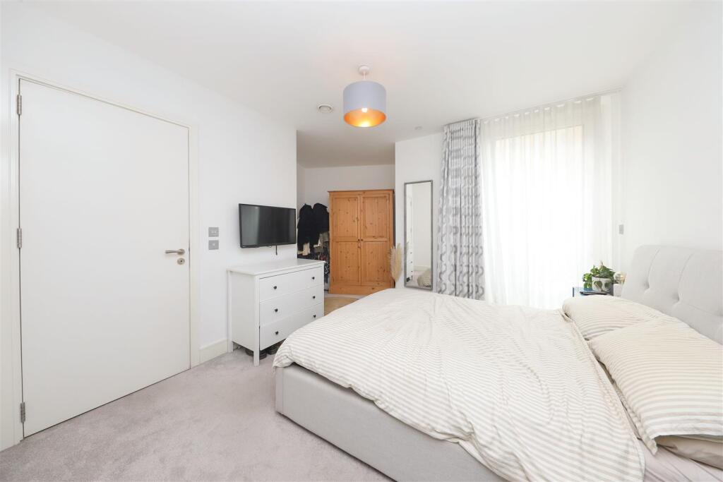 Apartment in Southall - More