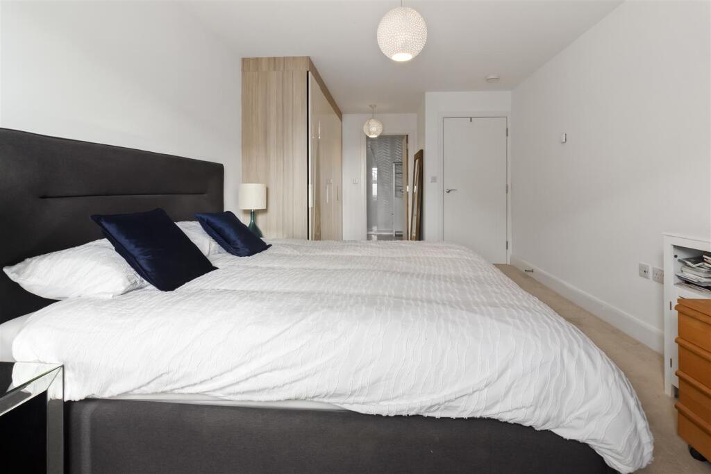 Apartment in Worthing, West Sussex - More