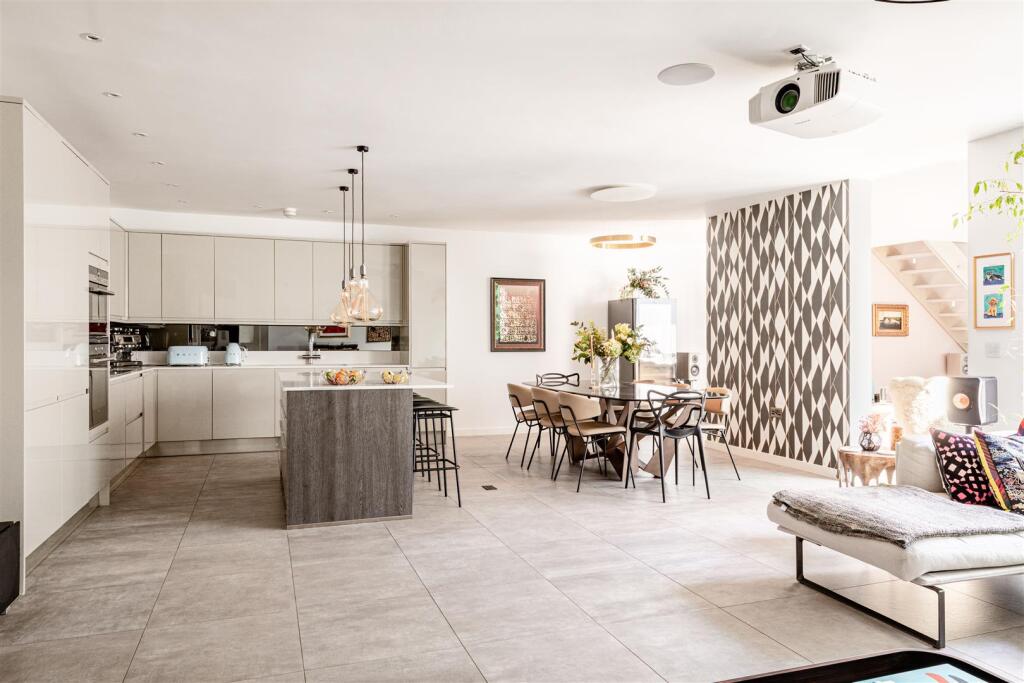 House in London - View 2