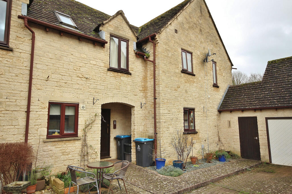 Main image of property: Langdale Gate, Witney, OX28