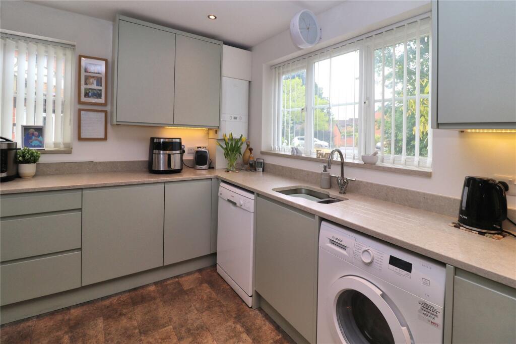 Watermead, Woking, Surrey, GU21 photo 3
