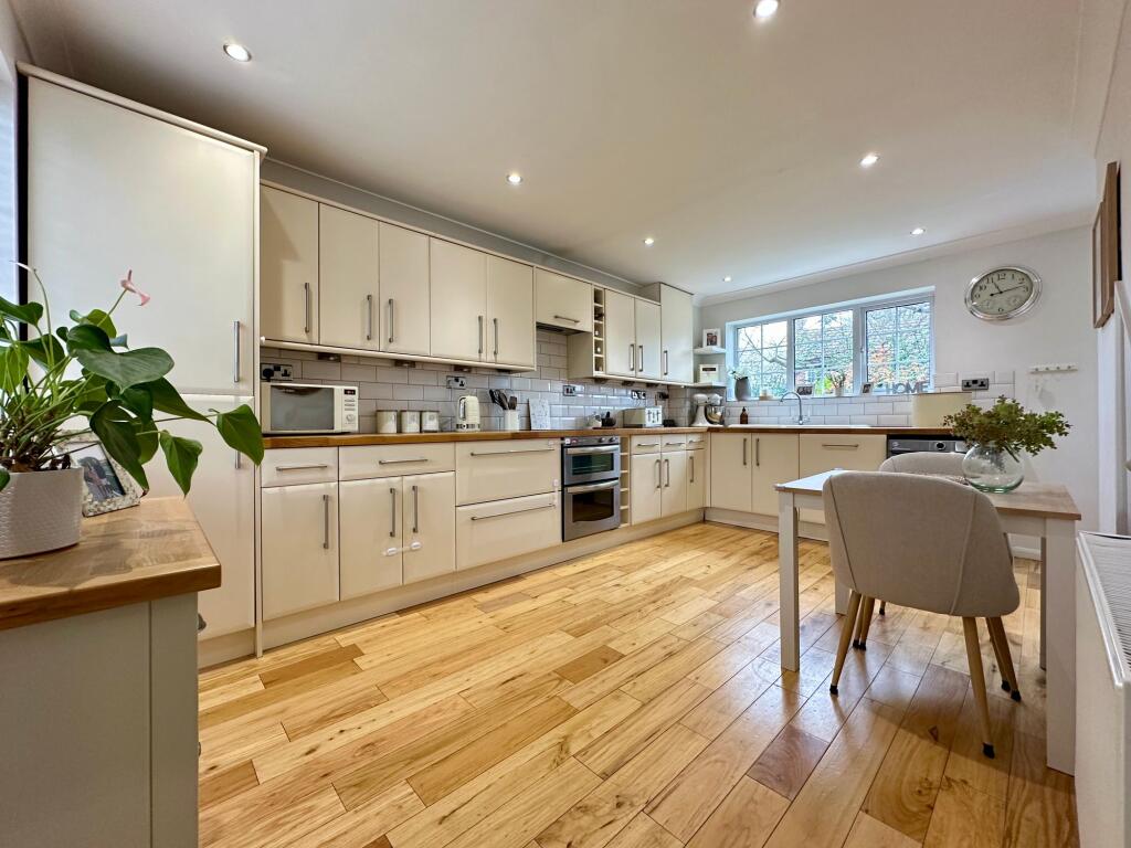 Dorset Way, Billericay, CM12 photo 2
