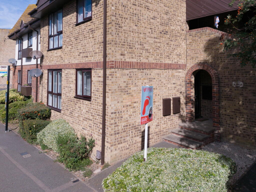 2-bed flat on Minnis Road,Birchington,CT7 9NR, £175,000