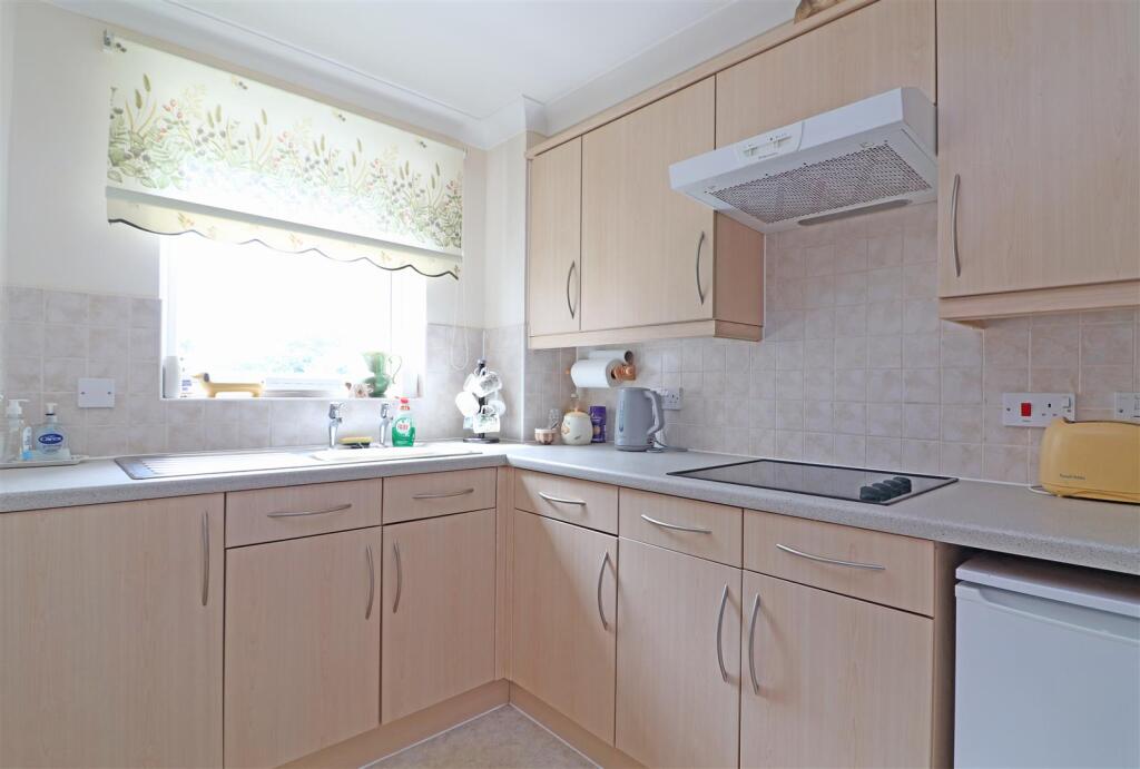 Apartment in Reigate and Banstead, Earlswood - More