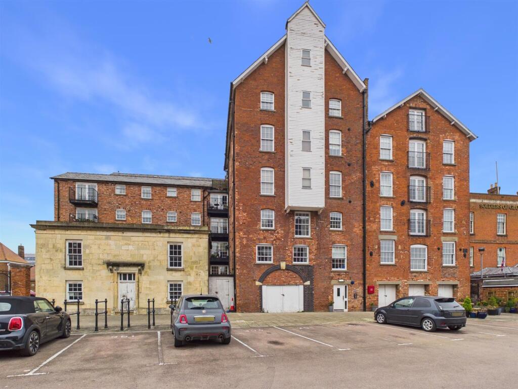 2-bed house on Commercial Road, Gloucester, £185,000